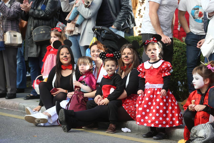 El tradicional desfile del carnaval ovetense homenajea al séptimo arte y llena las calles de la capital asturiana de originalidad y color.