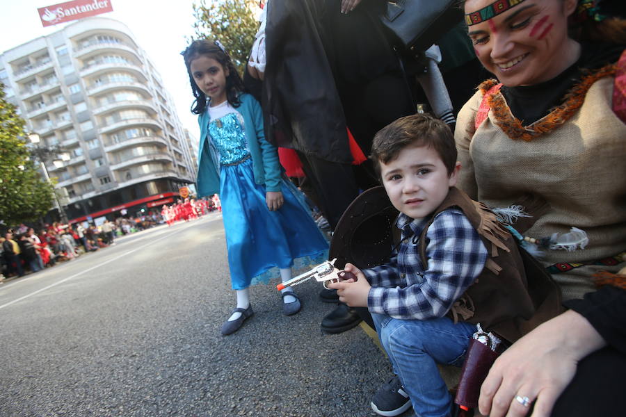 El tradicional desfile del carnaval ovetense homenajea al séptimo arte y llena las calles de la capital asturiana de originalidad y color.