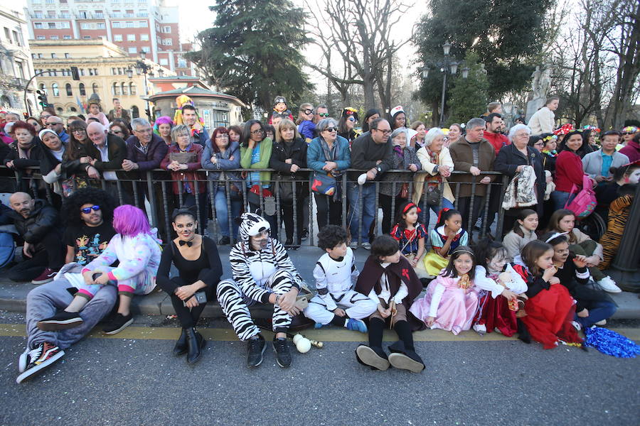 El tradicional desfile del carnaval ovetense homenajea al séptimo arte y llena las calles de la capital asturiana de originalidad y color.