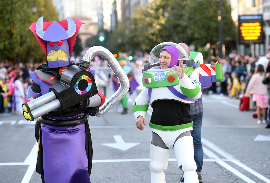 El tradicional desfile del carnaval ovetense homenajea al séptimo arte y llena las calles de la capital asturiana de originalidad y color.