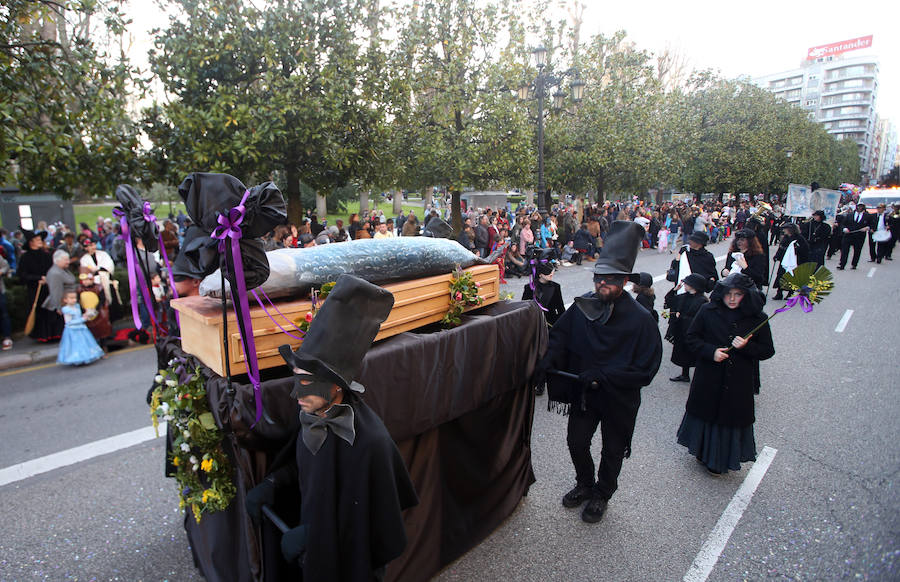 El tradicional desfile del carnaval ovetense homenajea al séptimo arte y llena las calles de la capital asturiana de originalidad y color.