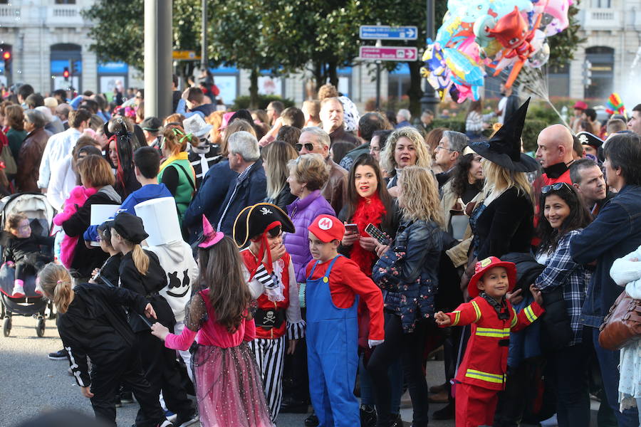 El tradicional desfile del carnaval ovetense homenajea al séptimo arte y llena las calles de la capital asturiana de originalidad y color.