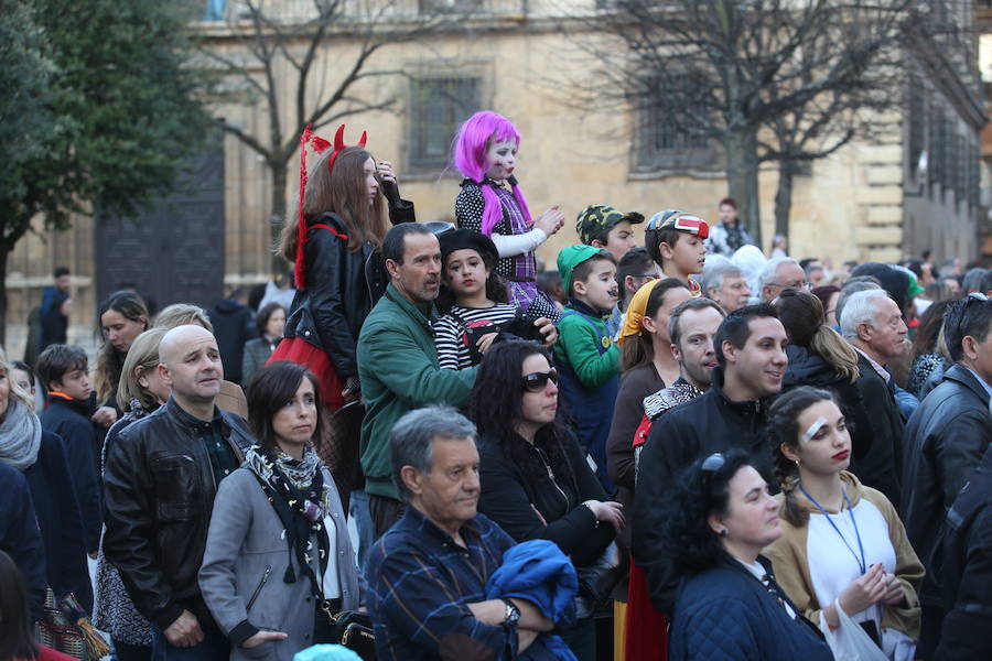 El tradicional desfile del carnaval ovetense homenajea al séptimo arte y llena las calles de la capital asturiana de originalidad y color.