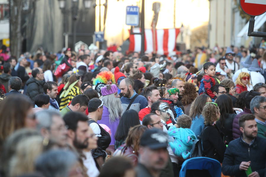 El tradicional desfile del carnaval ovetense homenajea al séptimo arte y llena las calles de la capital asturiana de originalidad y color.