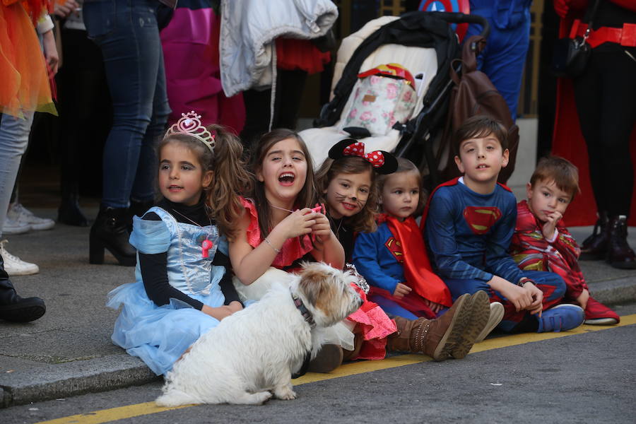 El tradicional desfile del carnaval ovetense homenajea al séptimo arte y llena las calles de la capital asturiana de originalidad y color.