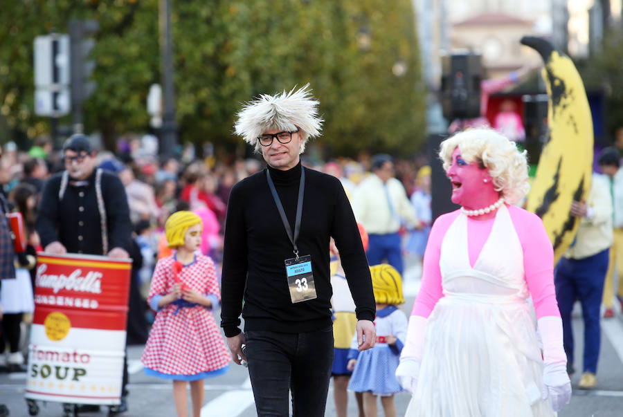 El tradicional desfile del carnaval ovetense homenajea al séptimo arte y llena las calles de la capital asturiana de originalidad y color.