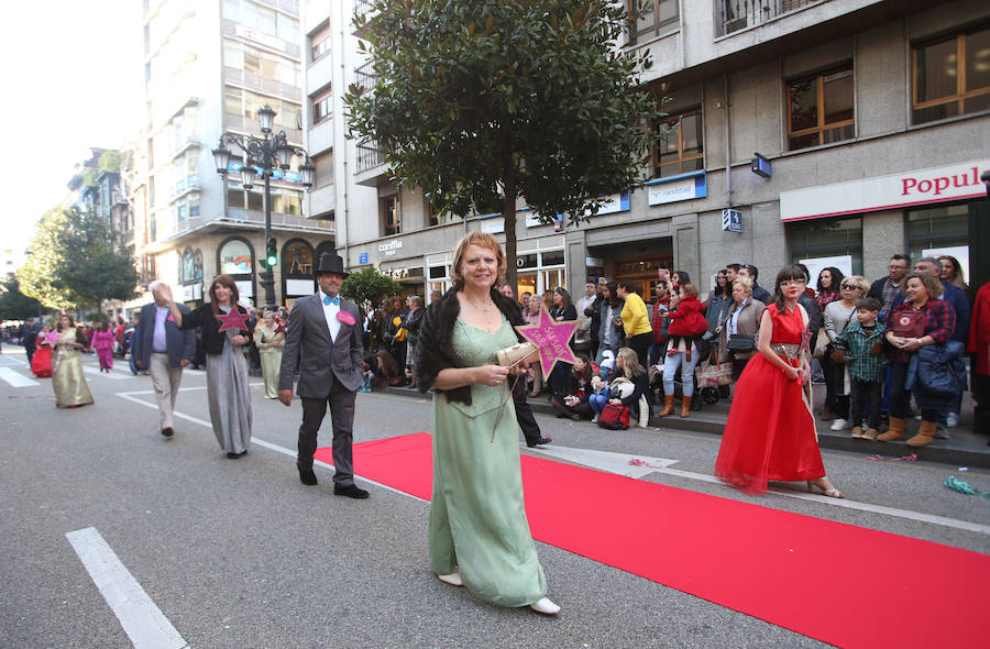 El tradicional desfile del carnaval ovetense homenajea al séptimo arte y llena las calles de la capital asturiana de originalidad y color.