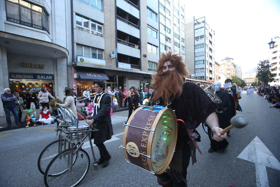 El tradicional desfile del carnaval ovetense homenajea al séptimo arte y llena las calles de la capital asturiana de originalidad y color.