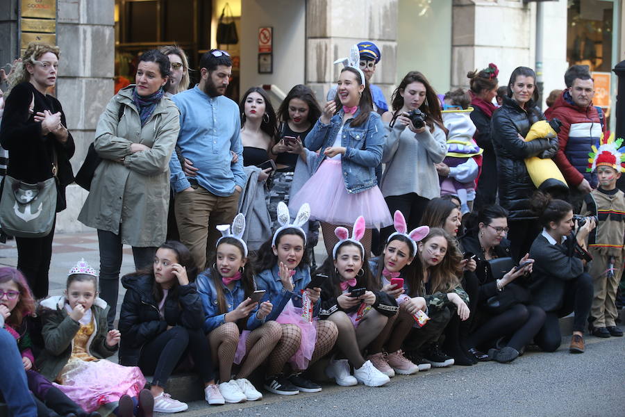 El tradicional desfile del carnaval ovetense homenajea al séptimo arte y llena las calles de la capital asturiana de originalidad y color.