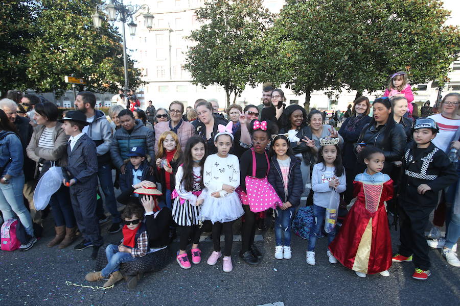 El tradicional desfile del carnaval ovetense homenajea al séptimo arte y llena las calles de la capital asturiana de originalidad y color.