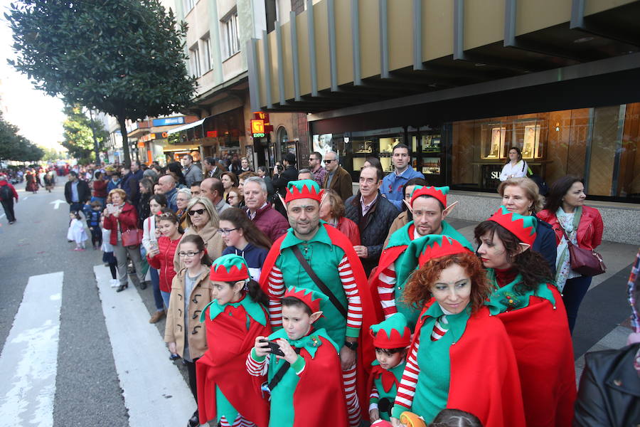 El tradicional desfile del carnaval ovetense homenajea al séptimo arte y llena las calles de la capital asturiana de originalidad y color.