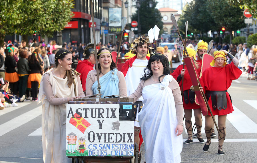 El tradicional desfile del carnaval ovetense homenajea al séptimo arte y llena las calles de la capital asturiana de originalidad y color.