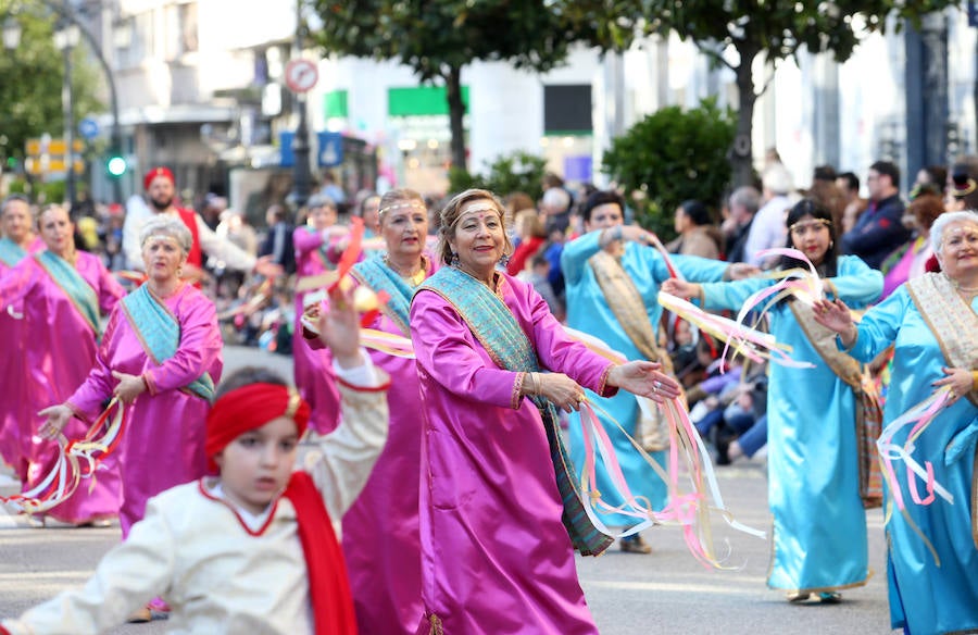 El tradicional desfile del carnaval ovetense homenajea al séptimo arte y llena las calles de la capital asturiana de originalidad y color.