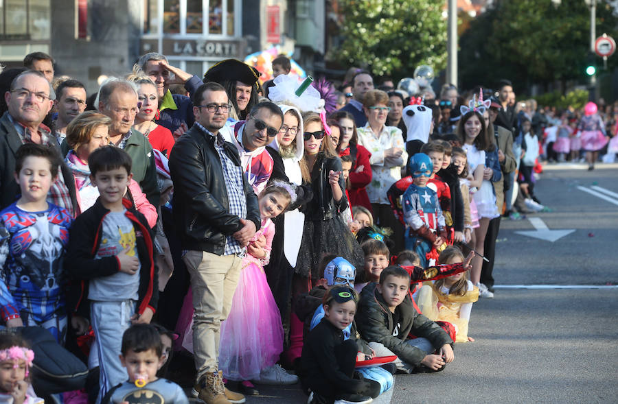 El tradicional desfile del carnaval ovetense homenajea al séptimo arte y llena las calles de la capital asturiana de originalidad y color.