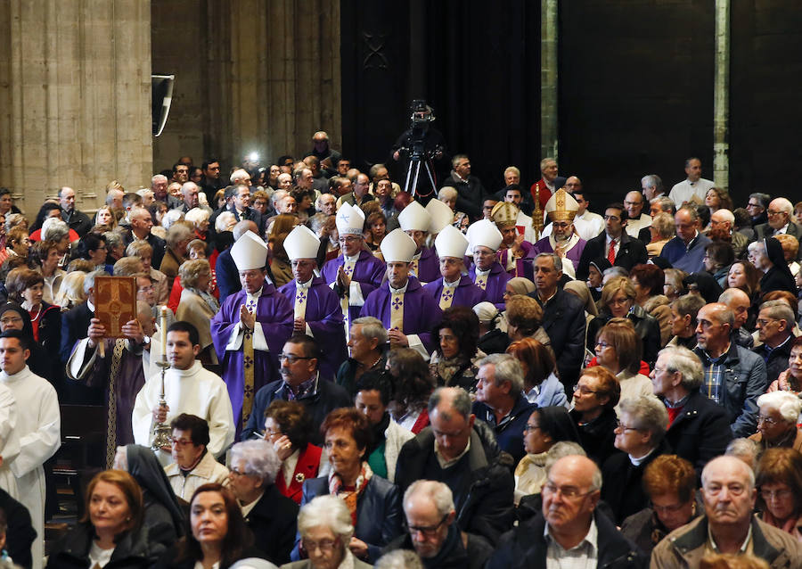 «Todos estamos preocupados por los escándalos que parecen no tener fin», aseguró el cardenal Angelo Becciu en una ceremonia abarrotada, donde el representante de la Santa Sede ha asegurado que «el mensaje de estos seminaristas mártires habla a España y habla a Europa con sus comunes raíces cristianas».
