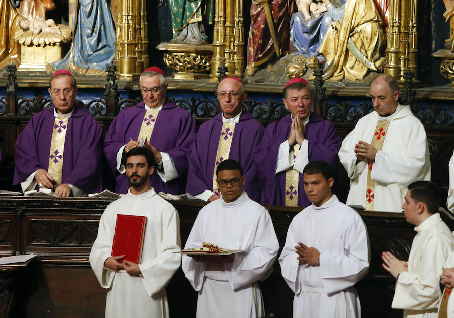 «Todos estamos preocupados por los escándalos que parecen no tener fin», aseguró el cardenal Angelo Becciu en una ceremonia abarrotada, donde el representante de la Santa Sede ha asegurado que «el mensaje de estos seminaristas mártires habla a España y habla a Europa con sus comunes raíces cristianas».