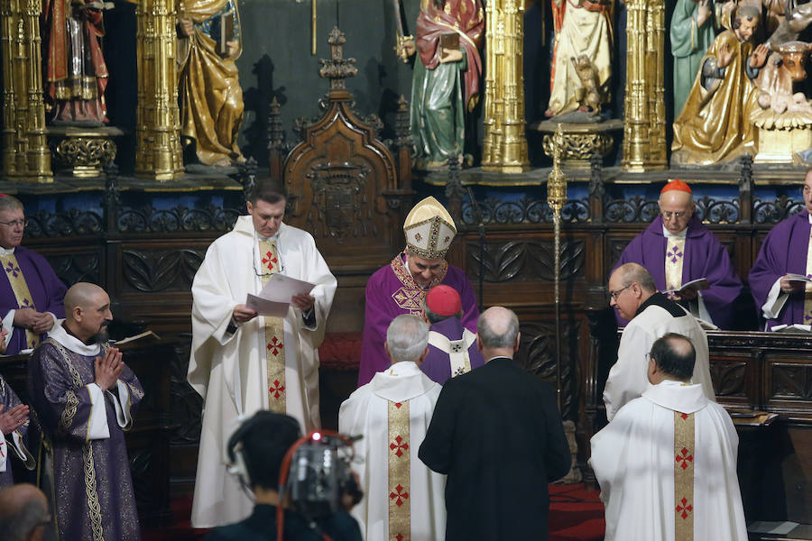 «Todos estamos preocupados por los escándalos que parecen no tener fin», aseguró el cardenal Angelo Becciu en una ceremonia abarrotada, donde el representante de la Santa Sede ha asegurado que «el mensaje de estos seminaristas mártires habla a España y habla a Europa con sus comunes raíces cristianas».