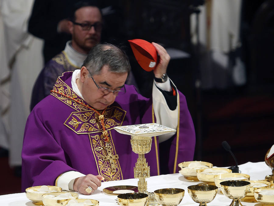 «Todos estamos preocupados por los escándalos que parecen no tener fin», aseguró el cardenal Angelo Becciu en una ceremonia abarrotada, donde el representante de la Santa Sede ha asegurado que «el mensaje de estos seminaristas mártires habla a España y habla a Europa con sus comunes raíces cristianas».
