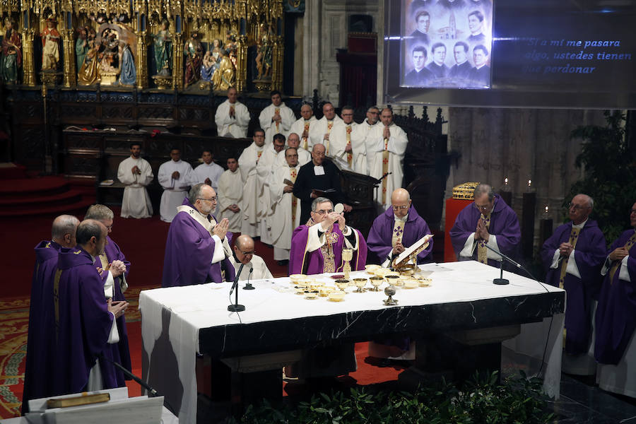 «Todos estamos preocupados por los escándalos que parecen no tener fin», aseguró el cardenal Angelo Becciu en una ceremonia abarrotada, donde el representante de la Santa Sede ha asegurado que «el mensaje de estos seminaristas mártires habla a España y habla a Europa con sus comunes raíces cristianas».