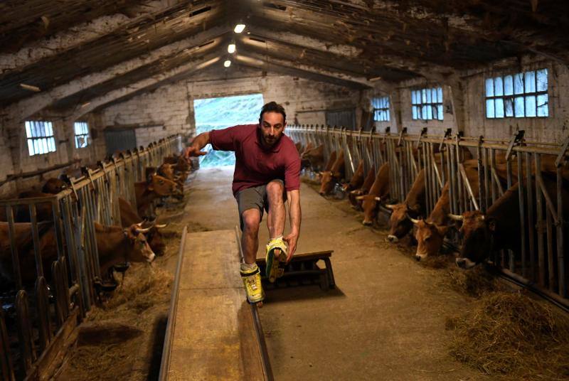 Pablo Pato, ganadero de Llanuces, en Quirós, ha montado una pista de skate en la cuadra en la que trabaja para poder combinar trabajo y su gran afición: el patinaje.