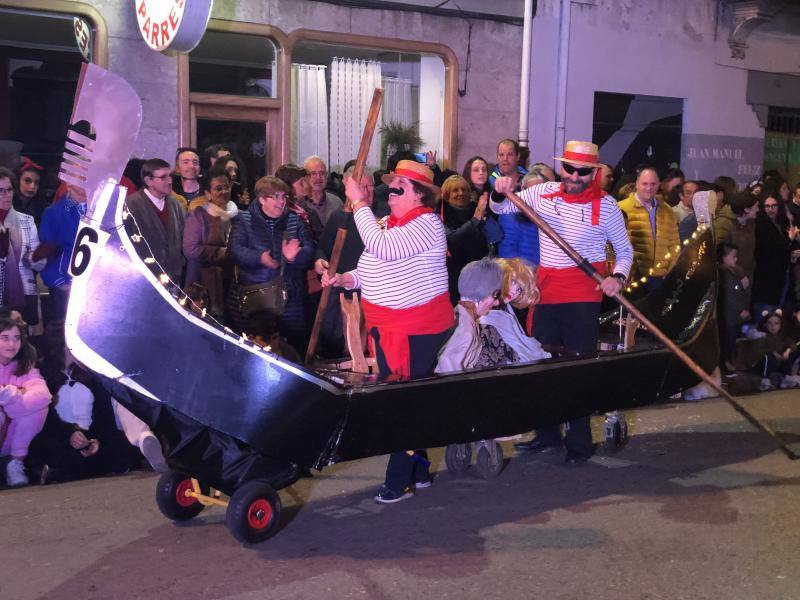 El carnaval de Arriondas reunió a más de 400 participantes que desfilaron por la capital parraguesa