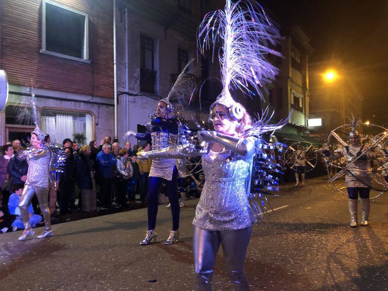 El carnaval de Arriondas reunió a más de 400 participantes que desfilaron por la capital parraguesa