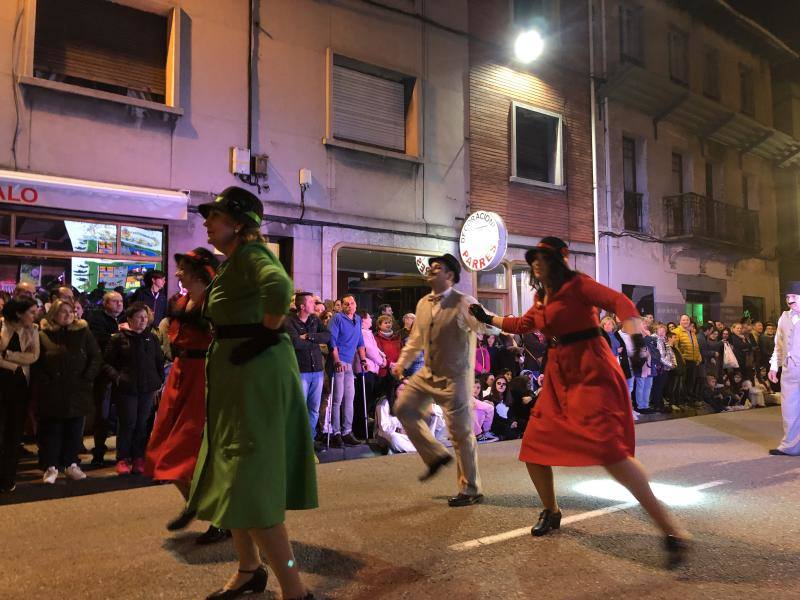 El carnaval de Arriondas reunió a más de 400 participantes que desfilaron por la capital parraguesa