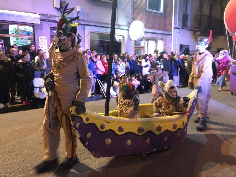 El carnaval de Arriondas reunió a más de 400 participantes que desfilaron por la capital parraguesa