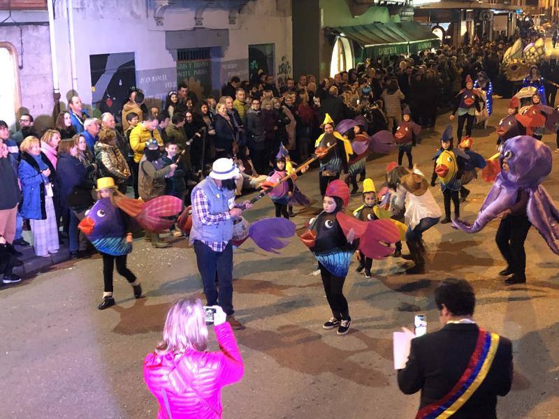 El carnaval de Arriondas reunió a más de 400 participantes que desfilaron por la capital parraguesa