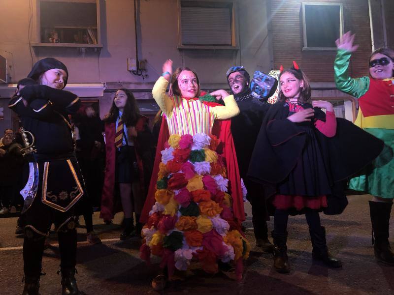 El carnaval de Arriondas reunió a más de 400 participantes que desfilaron por la capital parraguesa