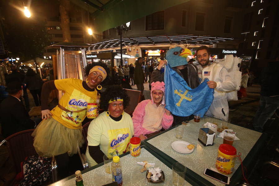 Después de un día donde los disfraces y el espectáculo fueron los protagonistas en Oviedo, la noche no iba a ser menos. Los jóvenes salieron a celebrar el Antroxu de Oviedo.