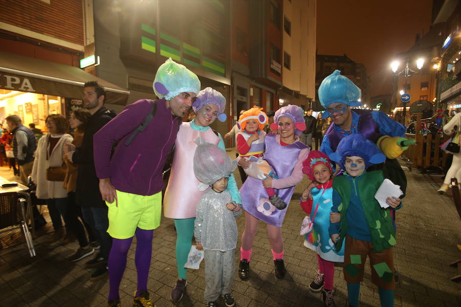 Después de un día donde los disfraces y el espectáculo fueron los protagonistas en Oviedo, la noche no iba a ser menos. Los jóvenes salieron a celebrar el Antroxu de Oviedo.