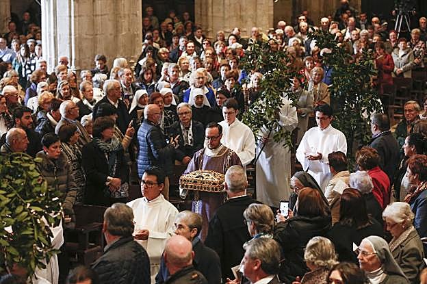 El diácono Miguel Ángel Bueno fue el encargado de portar la Caja de las Ágatas con las reliquias de los beatos rodeada de laurel y lámparas de aceite llevadas por seminaristas. 
