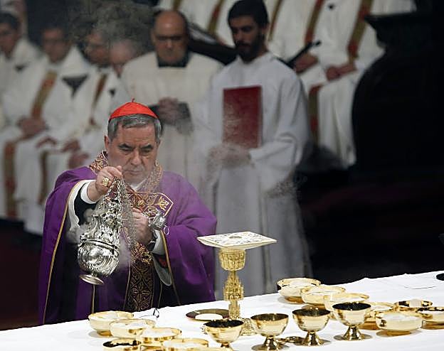 El prefecto de la Congregación para las Causas de los Santos, ayer, en el altar mayor de la Catedral de Oviedo. 