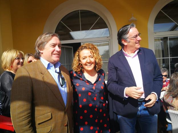 Alberto López-Asenjo, Teresa Mallada y Pablo González, ayer, en un encuentro celebrado en Candás. 
