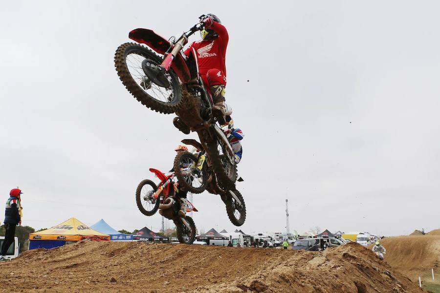 El joven motorista asturiano de 19 años perdió la vida a consecuencia de una parada respiratoria provocada por un golpe en la cabeza que se produjo durante la disputa de una prueba del Campeonato de Motocross de Castilla y León.