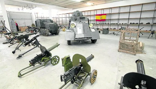 Vista general del museo bélico, con la colección de ametralladoras procedentes de la fábrica de La Vega en primer plano. 