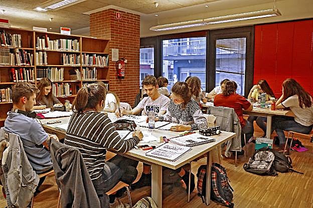 Jóvenes estudiando en la biblioteca municipal de La Arena, antes de la selectividad. 