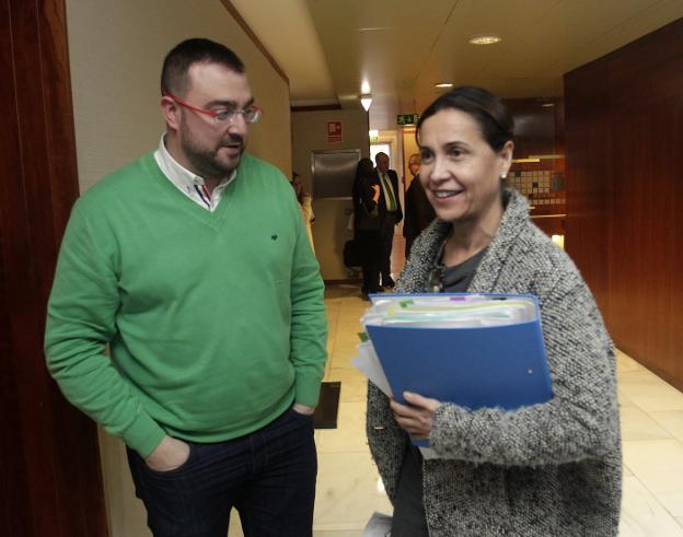 Adrián Barbón y Dolores Carcedo, en los pasillos de la Junta General. 