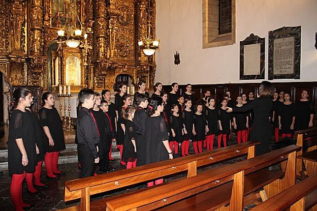 Parte de los Peques del León de Oro durante su actuación en la iglesia de Luanco. 