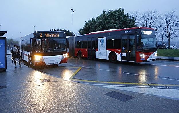 Dos autobuses de línea de EMTUSA, ayer, frente a la Laboral. 