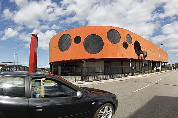 Edificio de las cocheras de EMTUSA en Tremañes, que fueron rescatadas por el Ayuntamiento en 2014. 