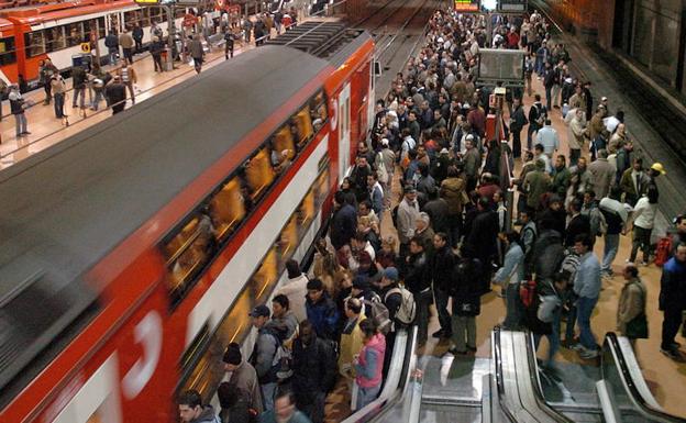 Pasajeros en la estación de Atocha. 