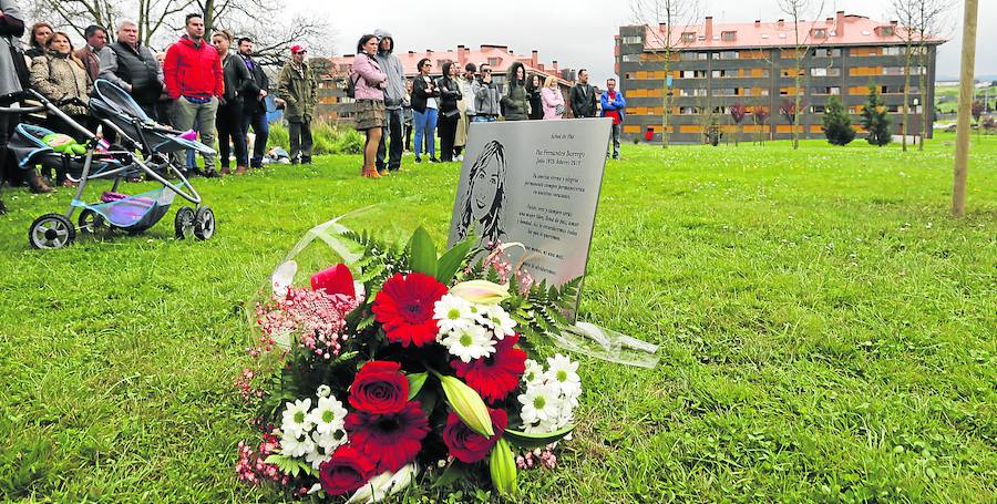 Placa conmemorativa en recuerdo de Paz Fernández Borrego inaugurada ayer en Nuevo Roces, el barrio donde residía