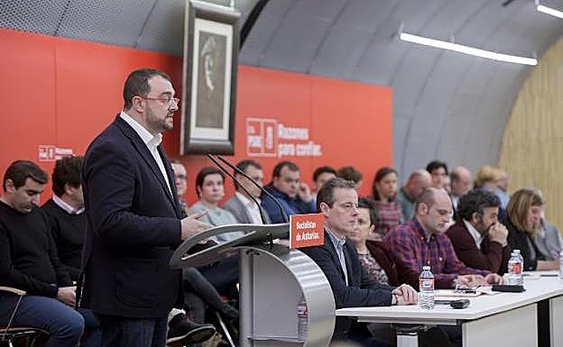 Adrián Barbón recupera a Juan Cofiño para las listas regionales en las que solo repiten tres diputados