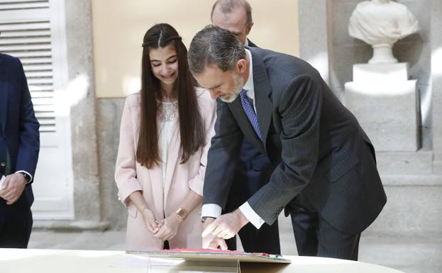 Ainhoa Gallo Pellitero muestra a Felipe VI su trabajo.