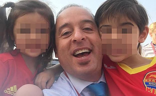 Borja Brañanova, con sus dos hijos.