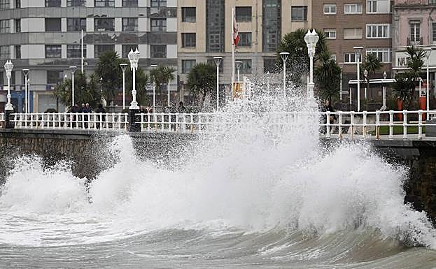 Una ola rompe contra el Muro en un día de temporal en la mar.