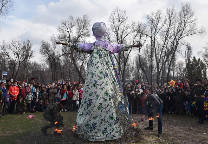 Shrovetide o Maslenitsa es una antigua ceremonia de despedida al invierno, tradicionalmente celebrada en Bielorrusia, Rusia y Ucrania e implica la quema de una gran efigie