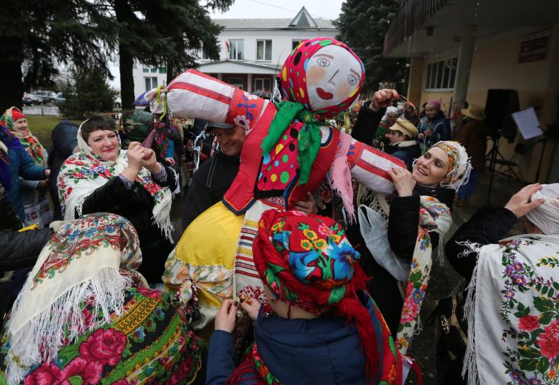 Shrovetide o Maslenitsa es una antigua ceremonia de despedida al invierno, tradicionalmente celebrada en Bielorrusia, Rusia y Ucrania e implica la quema de una gran efigie